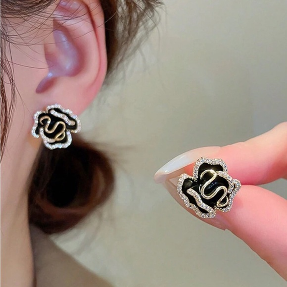 BRAND NEW🖤Vintage French Design Luxurious Rhinestone Floral Stud Earrings - Picture 4 of 5